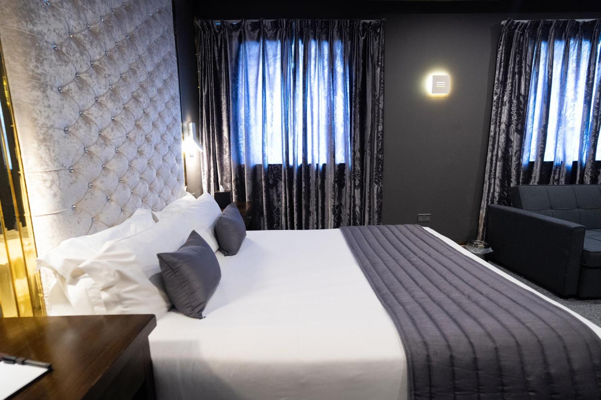 Grand Sapphire Hotel & Banqueting Кройдон Екстериор снимка