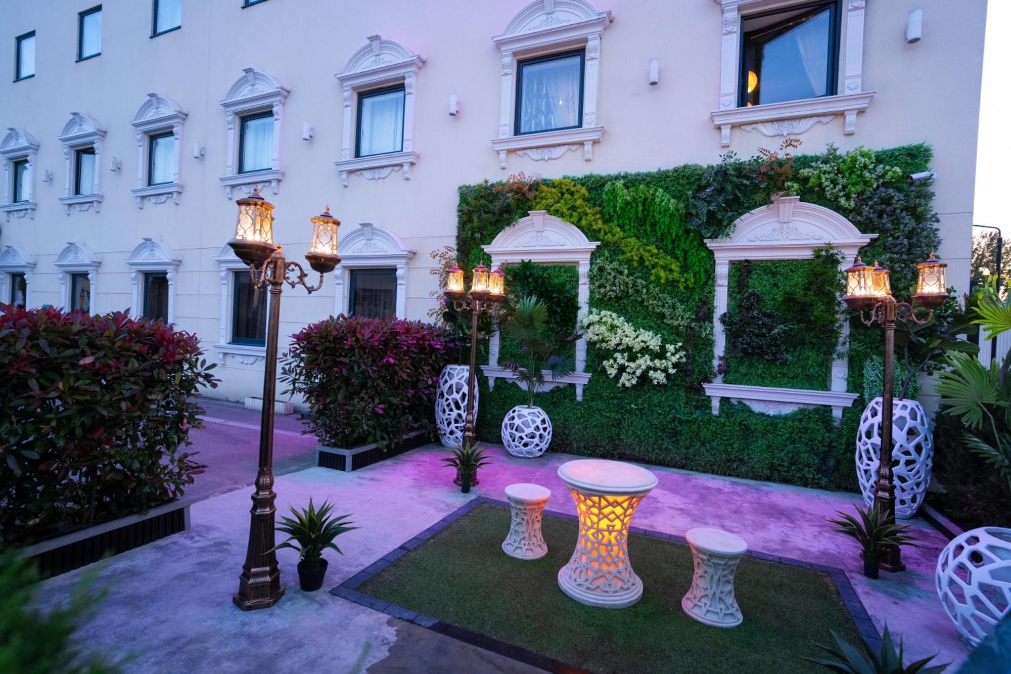 Grand Sapphire Hotel & Banqueting Кройдон Екстериор снимка