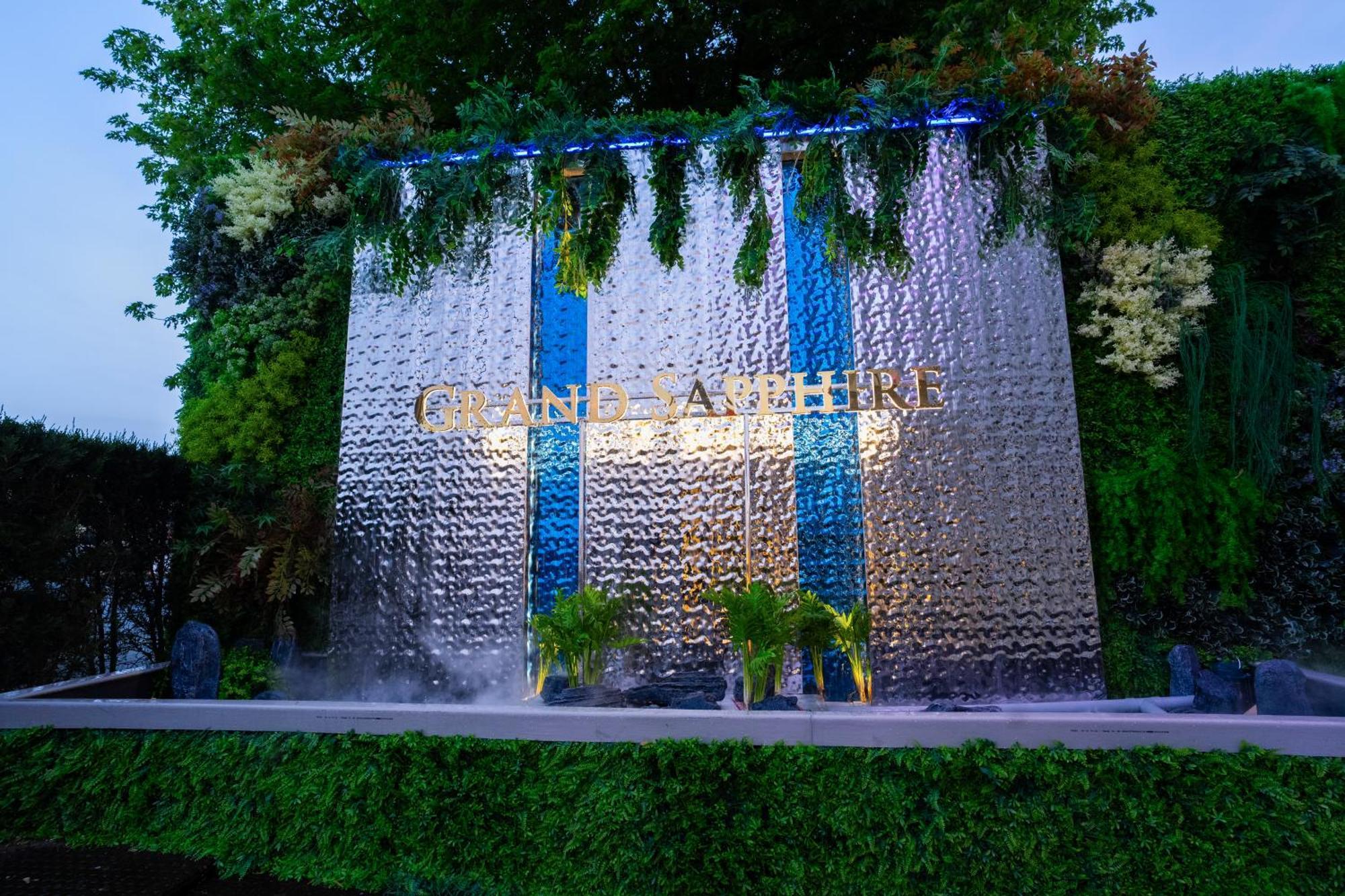 Grand Sapphire Hotel & Banqueting Кройдон Екстериор снимка