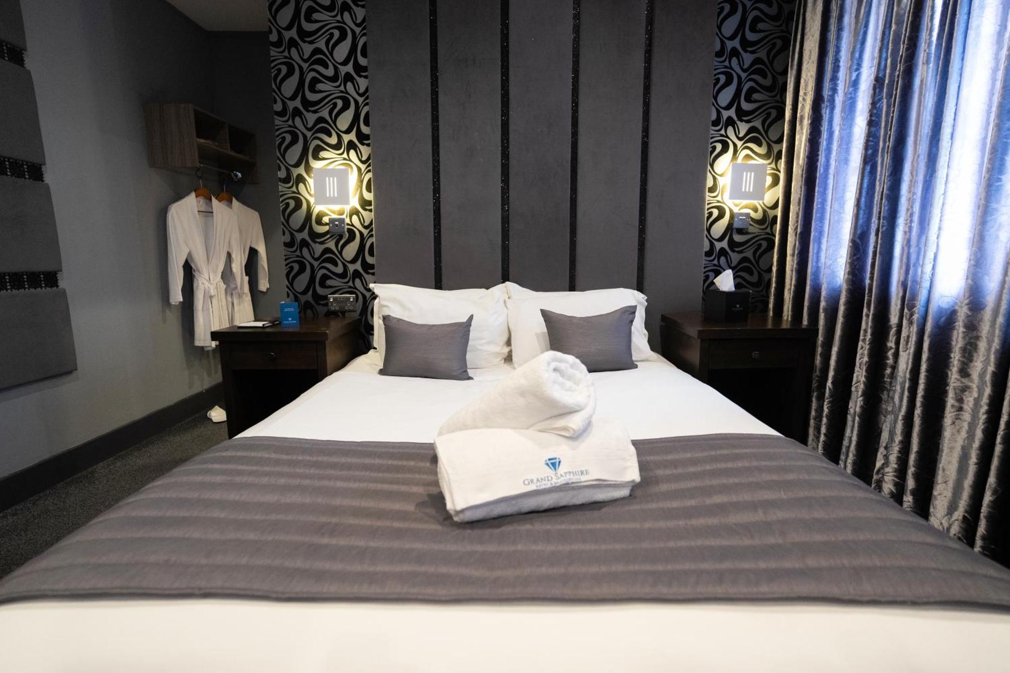 Grand Sapphire Hotel & Banqueting Кройдон Екстериор снимка