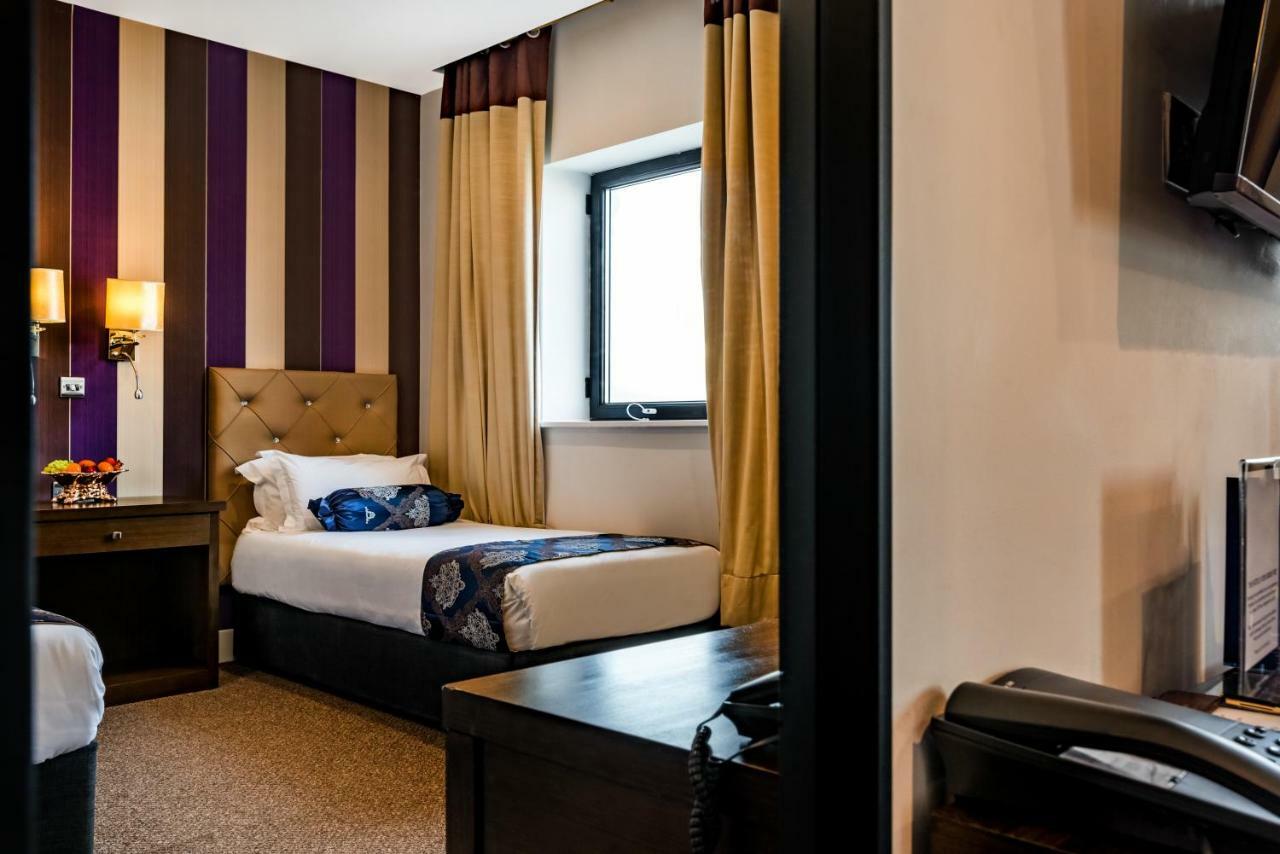 Grand Sapphire Hotel & Banqueting Кройдон Екстериор снимка