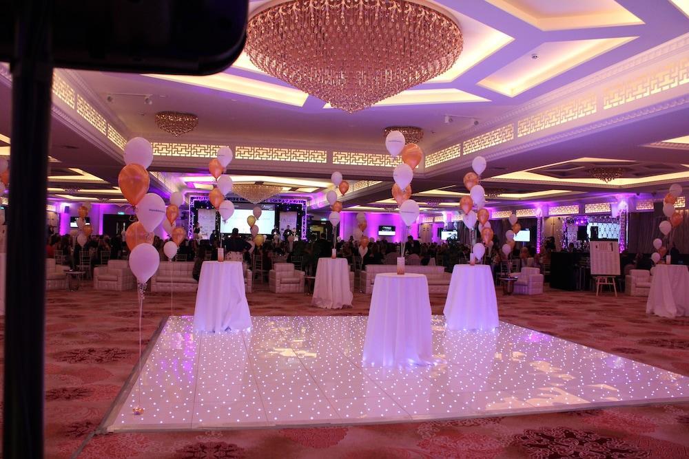 Grand Sapphire Hotel & Banqueting Кройдон Екстериор снимка